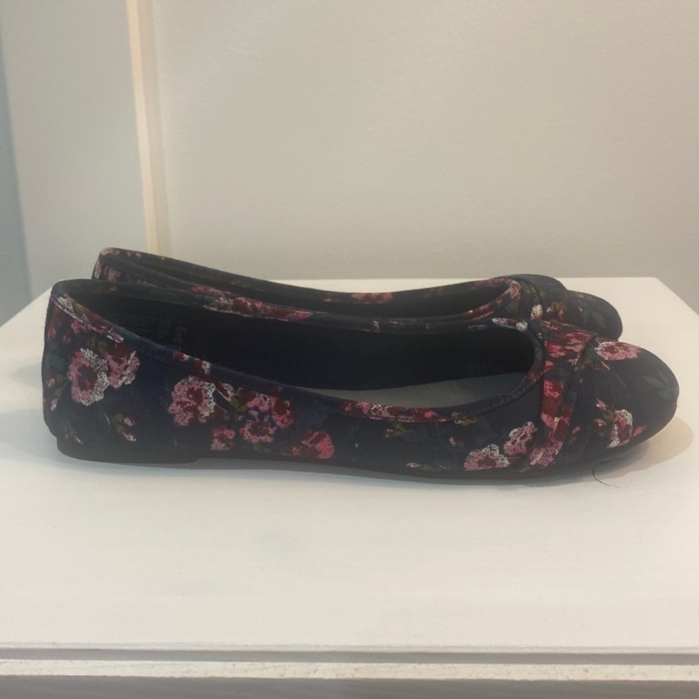 EUC American Eagle Floral Flats